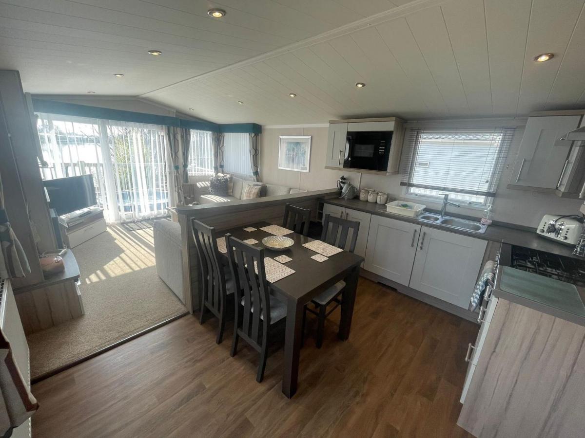 Lakeside Retreat 3 With Hot Tub, Private Fishing Peg Situated At Tattershall Lakes Country Park Exterior foto
