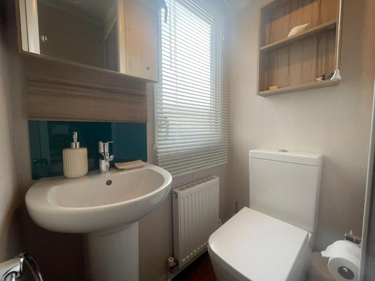 Lakeside Retreat 3 With Hot Tub, Private Fishing Peg Situated At Tattershall Lakes Country Park Exterior foto