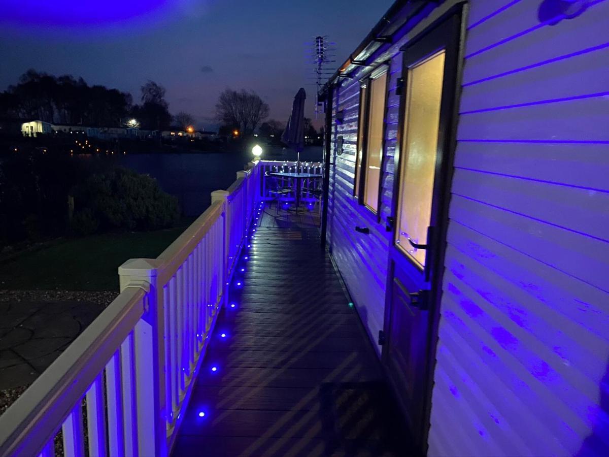Lakeside Retreat 3 With Hot Tub, Private Fishing Peg Situated At Tattershall Lakes Country Park Exterior foto